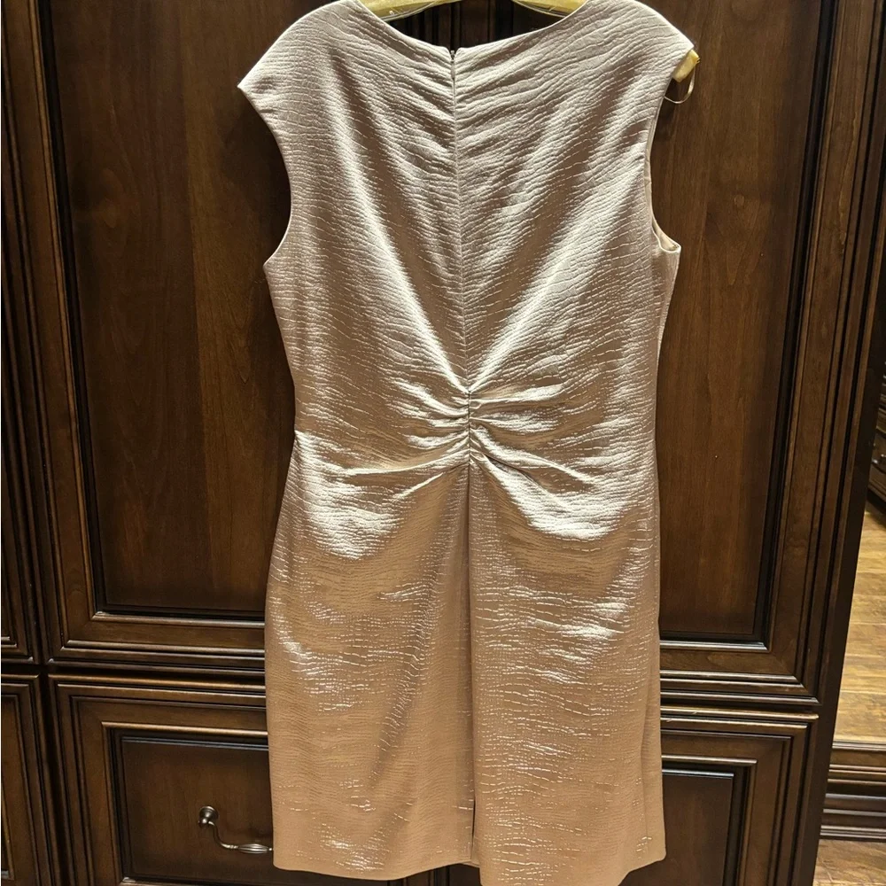 Elegant Gold tone sleeveless Dress - Picture 2 of 5